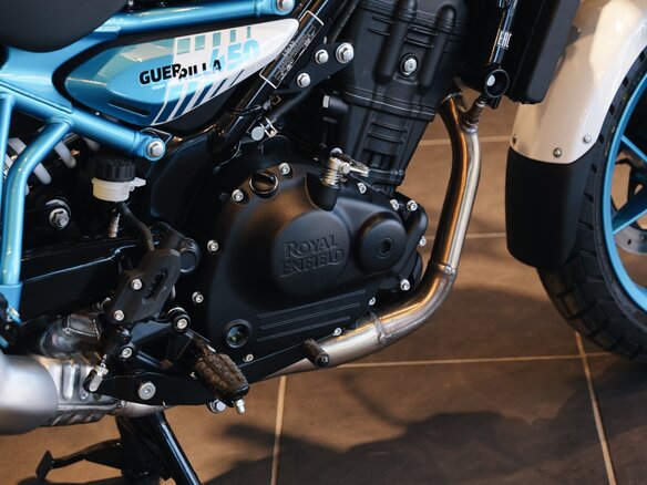 2026 Royal Enfield Guerrilla 450, синий, 559000 рублей - вид 17