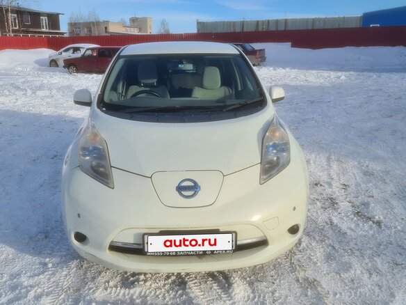 2011 Nissan Leaf (EM61) I (ZE0/AZE0), белый, 750000 рублей - вид 9