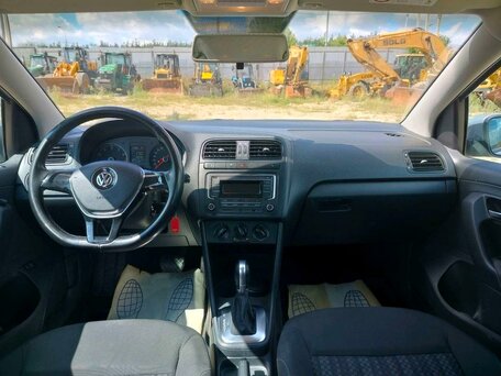 2018 Volkswagen Polo V Рестайлинг, серебристый, 1161090 рублей, вид 5