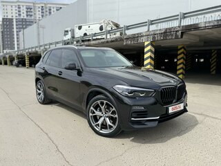 2020 BMW X5 25d IV (G05/G18), чёрный, 6400000 рублей, вид 4