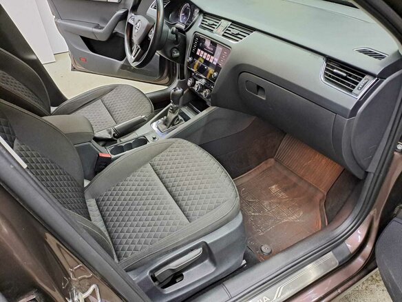 2018 Skoda Octavia III (A7) Рестайлинг, коричневый, 1630000 рублей - вид 9