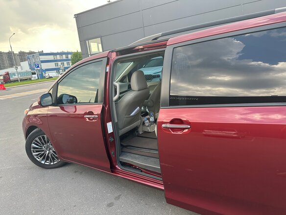 2016 Toyota Sienna III Рестайлинг, красный, 2195000 рублей - вид 19