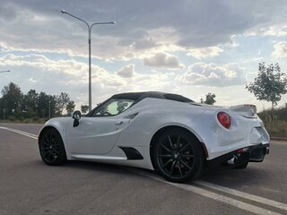 2015 Alfa Romeo 4C Spyder, белый, 8200000 рублей, вид 3