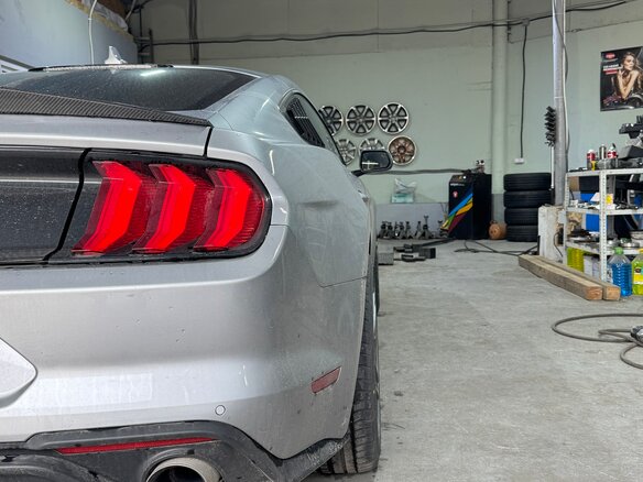 2022 Ford Mustang VI Рестайлинг, серебристый, 2550000 рублей - вид 7