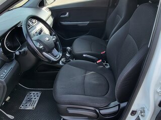 2014 Kia Rio 5-speed III, белый, 950000 рублей, вид 5