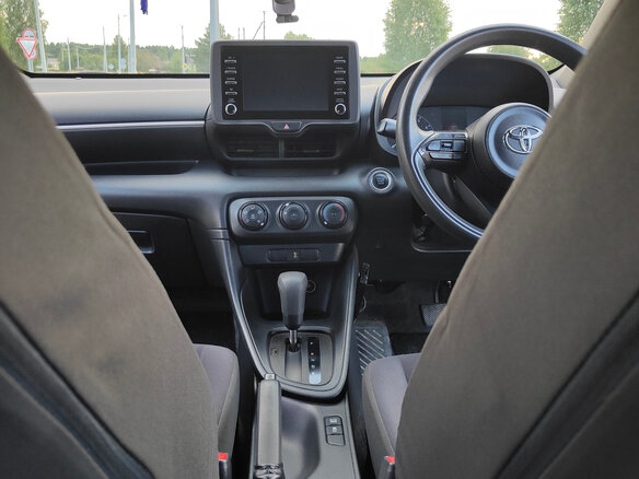 2020 Toyota Yaris IV, серебристый, 1200000 рублей - вид 19