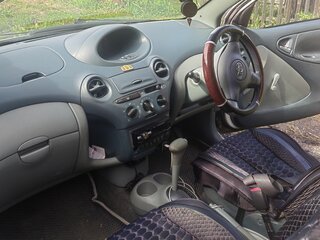 2001 Toyota Vitz I (P10), белый, 250000 рублей, вид 4