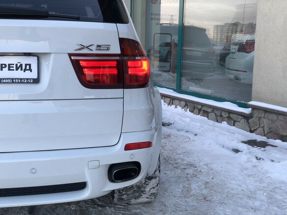 2013 BMW X5 50i II (E70) Рестайлинг, белый - вид 12