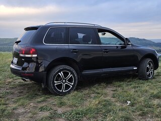 2010 Volkswagen Touareg I Рестайлинг, чёрный, 950000 рублей, вид 1