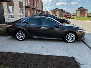 2018 Toyota Camry VIII (XV70), серый, 2560000 рублей, вид 2
