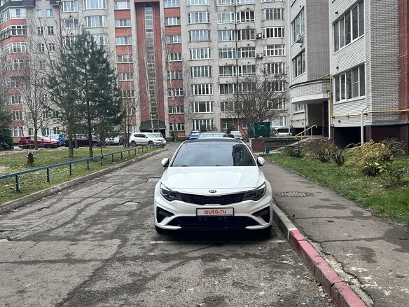 2019 Kia Optima IV Рестайлинг, белый, 2100000 рублей - вид 2