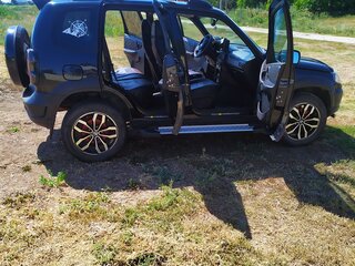 2017 Chevrolet Niva I Рестайлинг, чёрный, 760000 рублей, вид 4