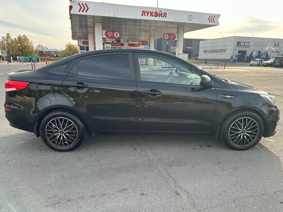 2016 Kia Rio III Рестайлинг, чёрный, 1200000 рублей - вид 6