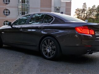 2013 BMW 5 серии 520i VI (F10/F11/F07), коричневый, 1620000 рублей, вид 2
