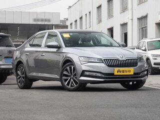 2025 Skoda Superb III Рестайлинг, серебристый, 3500000 рублей, вид 4