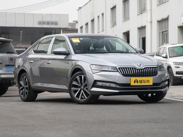 2025 Skoda Superb III Рестайлинг, серебристый - вид 3