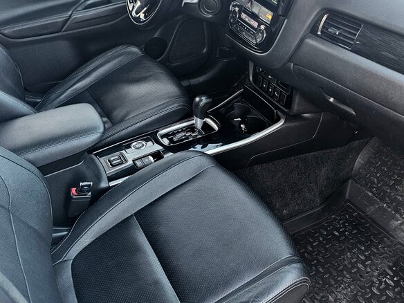 2017 Mitsubishi Outlander III Рестайлинг 2, белый, 2450000 рублей - вид 6