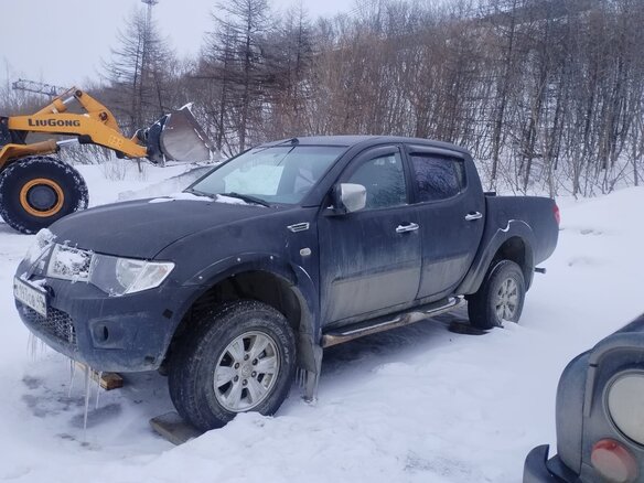 2011 Mitsubishi L200 IV, серый