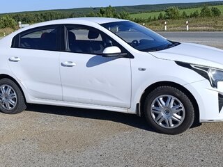 2021 Kia Rio IV Рестайлинг, белый, 1215000 рублей, вид 4