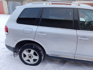 2008 Volkswagen Touareg I Рестайлинг, серебристый, 1700000 рублей, вид 2
