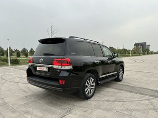 2017 Toyota Land Cruiser 200 Series Рестайлинг 2, чёрный, 6000000 рублей, вид 4