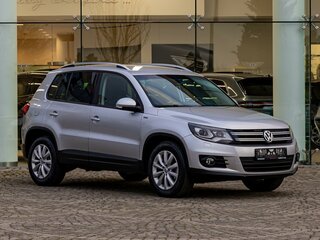 2016 Volkswagen Tiguan I Рестайлинг, серебристый, 1595000 рублей, вид 3
