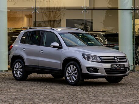 2016 Volkswagen Tiguan I Рестайлинг, серебристый, 1595000 рублей, вид 3