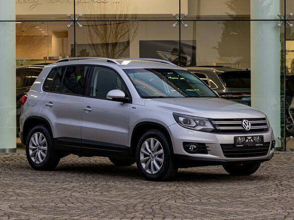 2016 Volkswagen Tiguan I Рестайлинг, серебристый, 1595000 рублей - вид 2