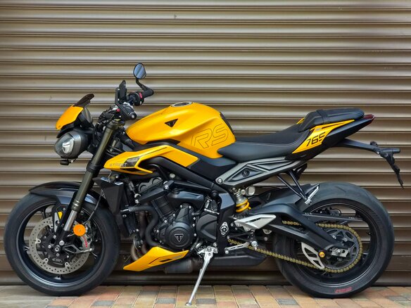 2023 Triumph Street Triple, жёлтый, 985000 рублей - вид 3