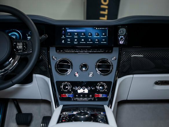 2025 Rolls-Royce Cullinan Black Badge I Рестайлинг (Series II), белый, 64500000 рублей - вид 27