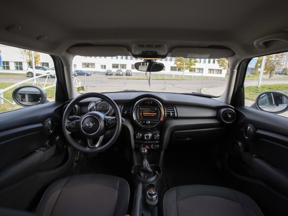 2020 Mini Hatch Cooper D III (F55/F56) Рестайлинг, серый, 1600000 рублей - вид 6