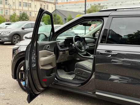 2026 Kia Carnival IV Рестайлинг, серый, 6640000 рублей, вид 2