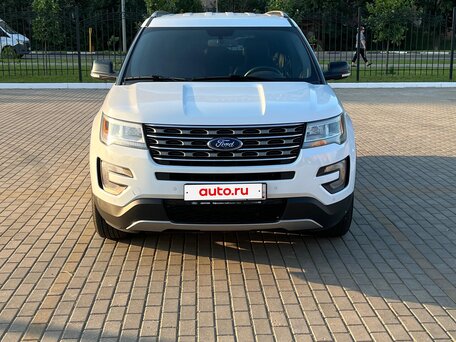 2017 Ford Explorer V Рестайлинг, белый, 3900000 рублей, вид 2