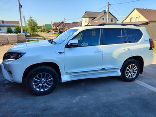 2021 Toyota Land Cruiser Prado 150 Series Рестайлинг 3, белый, 6085000 рублей, вид 4