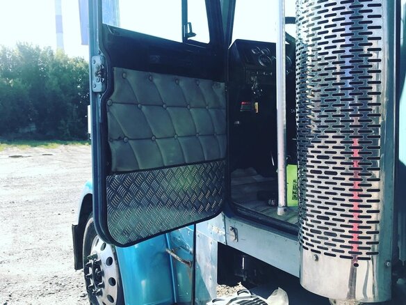 2000 Freightliner FLD, голубой, 2500000 рублей - вид 6