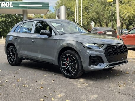 2025 Audi Q5 45 TFSI II (FY) Рестайлинг, серый, 5649000 рублей, вид 3