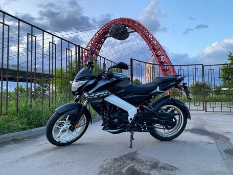 2021 Bajaj Pulsar NS 200, серебристый, 250000 рублей, вид 2