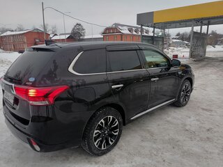 2017 Mitsubishi Outlander PHEV III Рестайлинг 2, чёрный, 2600000 рублей, вид 3