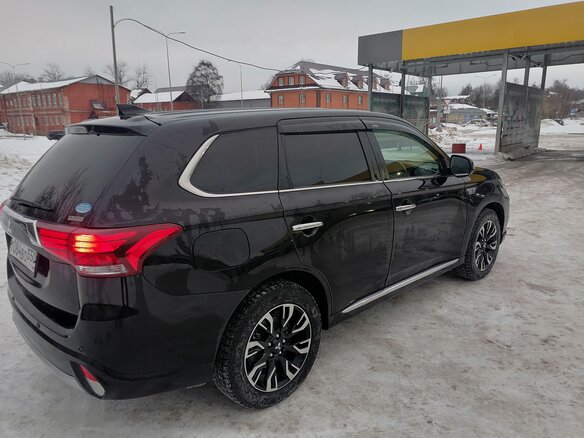2017 Mitsubishi Outlander PHEV III Рестайлинг 2, чёрный, 2600000 рублей - вид 2