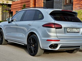 2016 Porsche Cayenne Turbo II Рестайлинг (958), серебристый, 5600000 рублей, вид 3