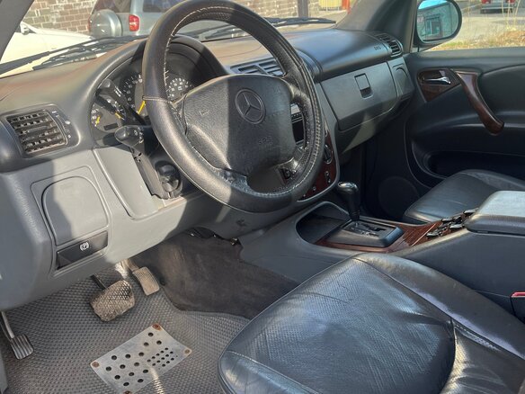 1998 Mercedes-Benz M-Класс 320 I (W163), чёрный, 550000 рублей - вид 4