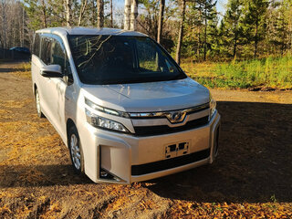 2020 Toyota Voxy III (R80) Рестайлинг, серебристый, 2620000 рублей, вид 1