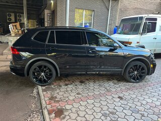 2021 Volkswagen Tiguan Allspace II, чёрный, 3050000 рублей, вид 3