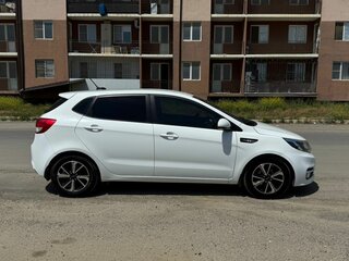 2017 Kia Rio III Рестайлинг, белый, 900000 рублей, вид 3