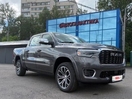 2026 Ram 1500 Crew Cab V Рестайлинг, серый, 9999999 рублей, вид 1