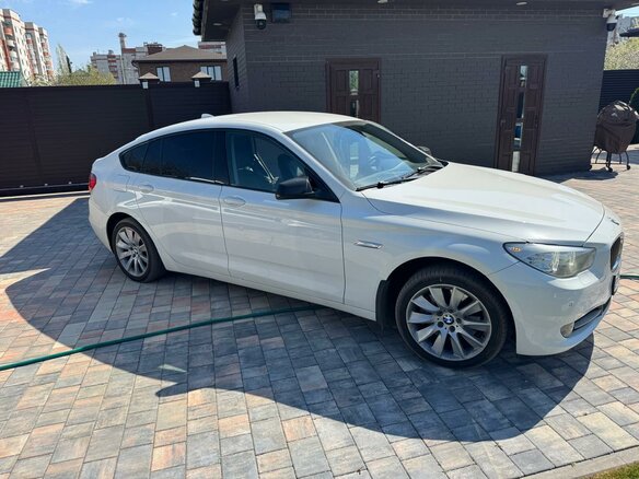 2012 BMW 5 серии Gran Turismo 530d xDrive VI (F10/F11/F07), белый, 1900000 рублей - вид 1