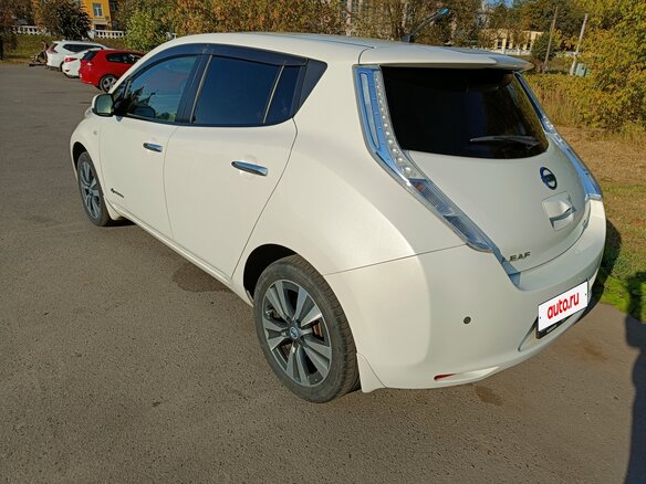 2013 Nissan Leaf (EM57) I (ZE0/AZE0), белый, 1280000 рублей - вид 6