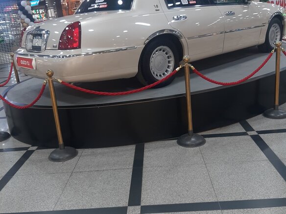1999 Lincoln Town Car III, бежевый, 3000000 рублей - вид 1