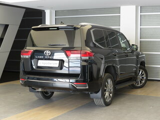 2022 Toyota Land Cruiser 300 Series, чёрный, 8379000 рублей, вид 2