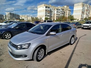 2015 Volkswagen Polo V Рестайлинг, серебристый, 980000 рублей, вид 1